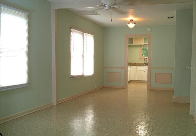 Building Photo - 2404 S Kingsway Rd