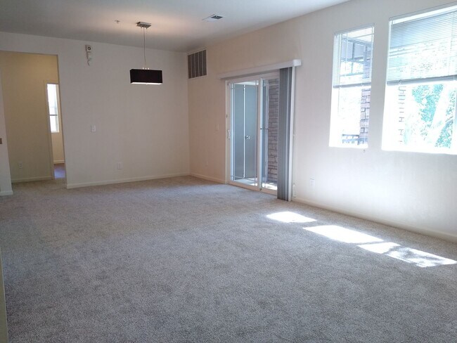 Foto del edificio - Beautiful and Spacious 3 Bedroom 2 Bath To...