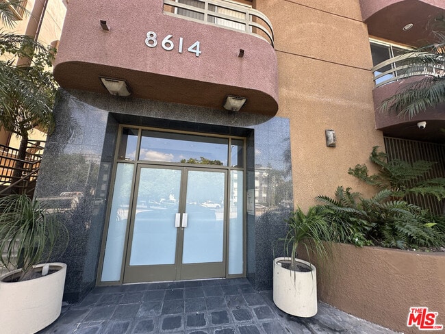 Foto del edificio - 8614 Burton Wy