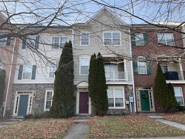 Foto del edificio - Stunning Light-Filled 3 Bed 2/2 Bath Townhome In Sought After Brambleton