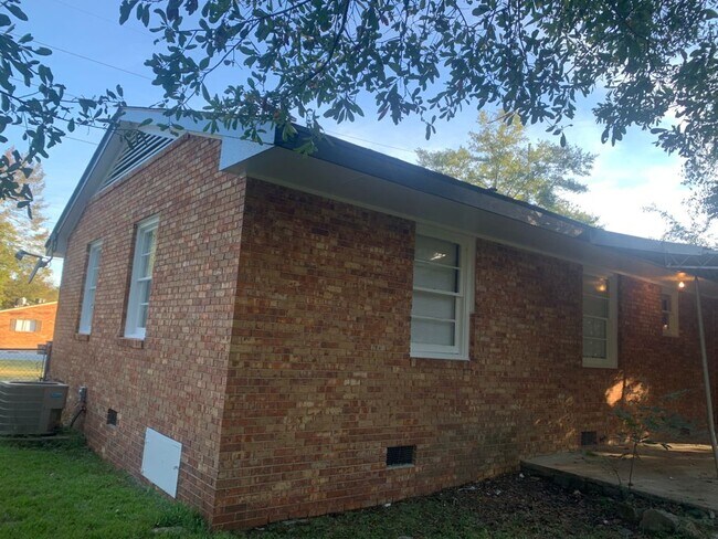 Building Photo - 1045 Enoch Dr