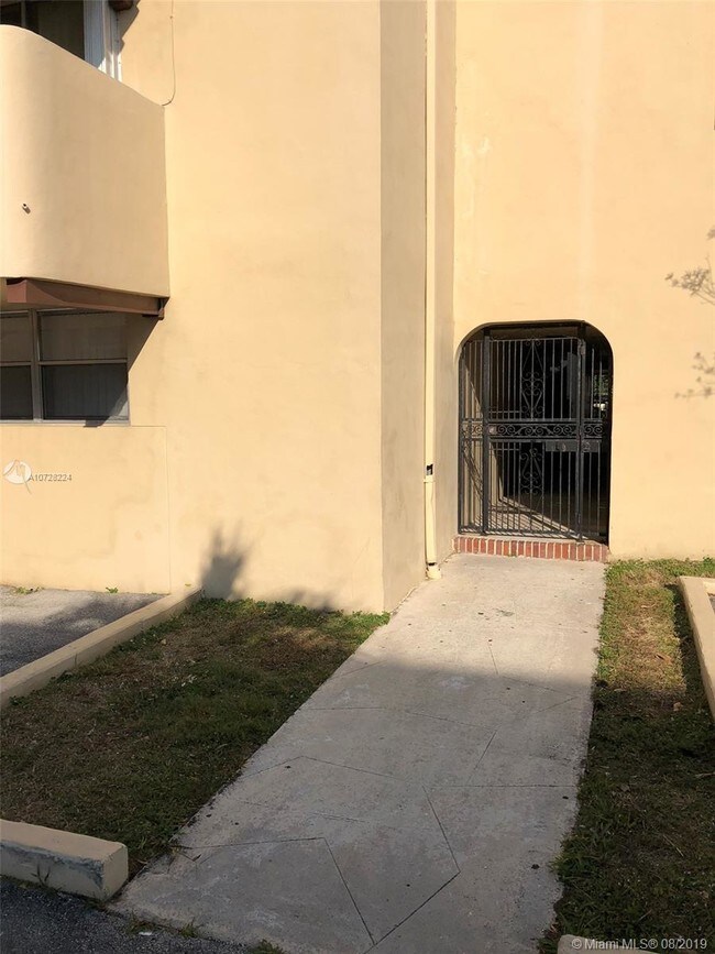 Building Photo - 465 S Royal Poinciana Blvd