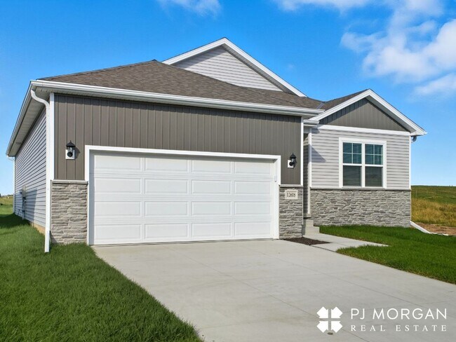 Building Photo - Spacious, Stylish, and Ready for You!