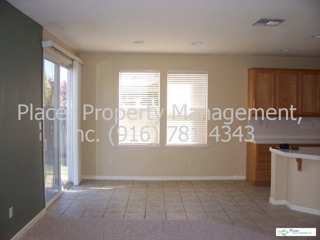 Building Photo - Large 2 Story  Great for Entertaining! w/3...