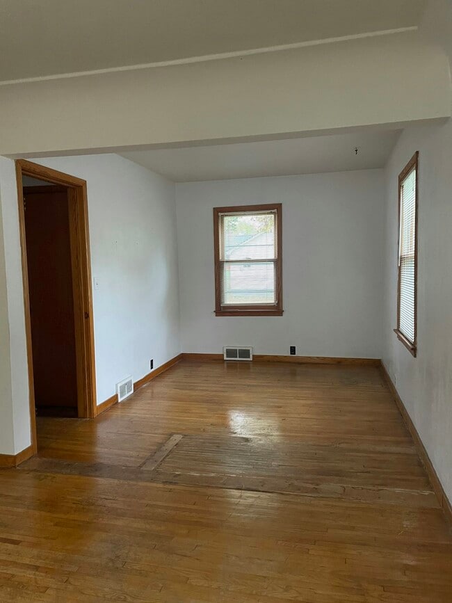 Building Photo - 516 S 4th St