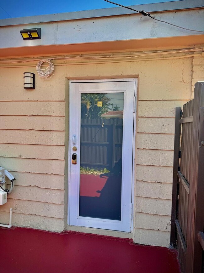 Foto del edificio - 707 NE 15th St