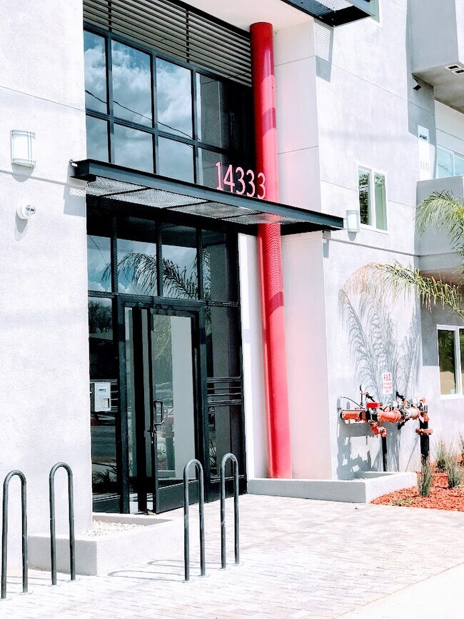 Foto del edificio - 14333 Roscoe Blvd