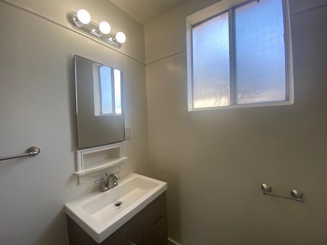 Foto del edificio - 2486 Venice Blvd