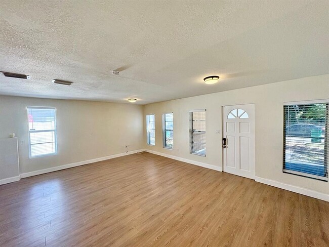 Foto del edificio - 8904 N Hamner Ave