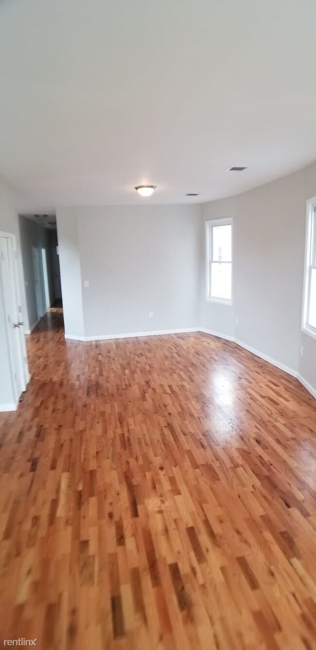 Building Photo - 3 br, 1 bath  - 7 Chelsea Ave Apt 3