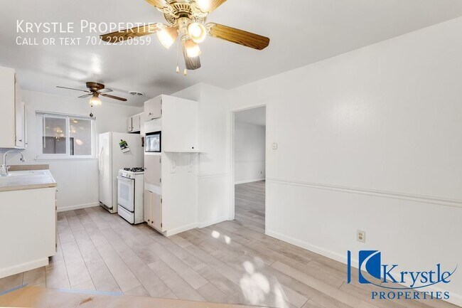 Building Photo - ***Lovely 3 Bedroom 2 Bathroom Single-Fami...