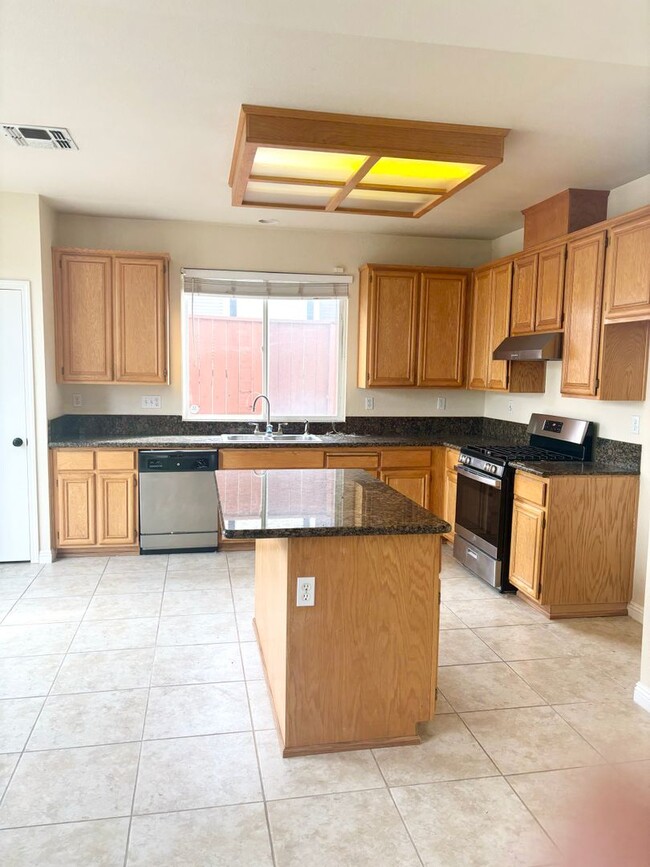 Foto del edificio - Great Neighborhood- Large 5 bed 3 bath hom...