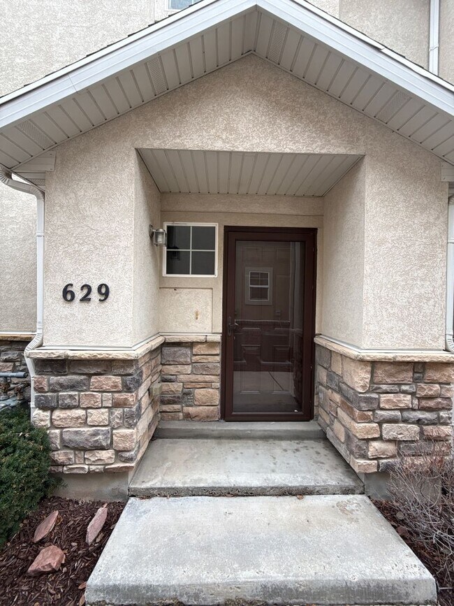 Foto del edificio - Beautifully Updated Foxboro Townhome – Steps from Nature Trails