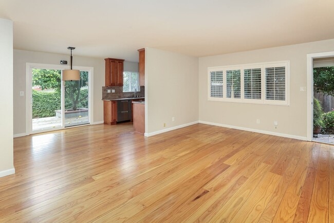 Building Photo - Duplex in Central Location