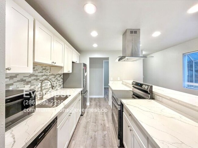 Building Photo - 3-Bedroom, 2-Bath Home in Convenient Locat...