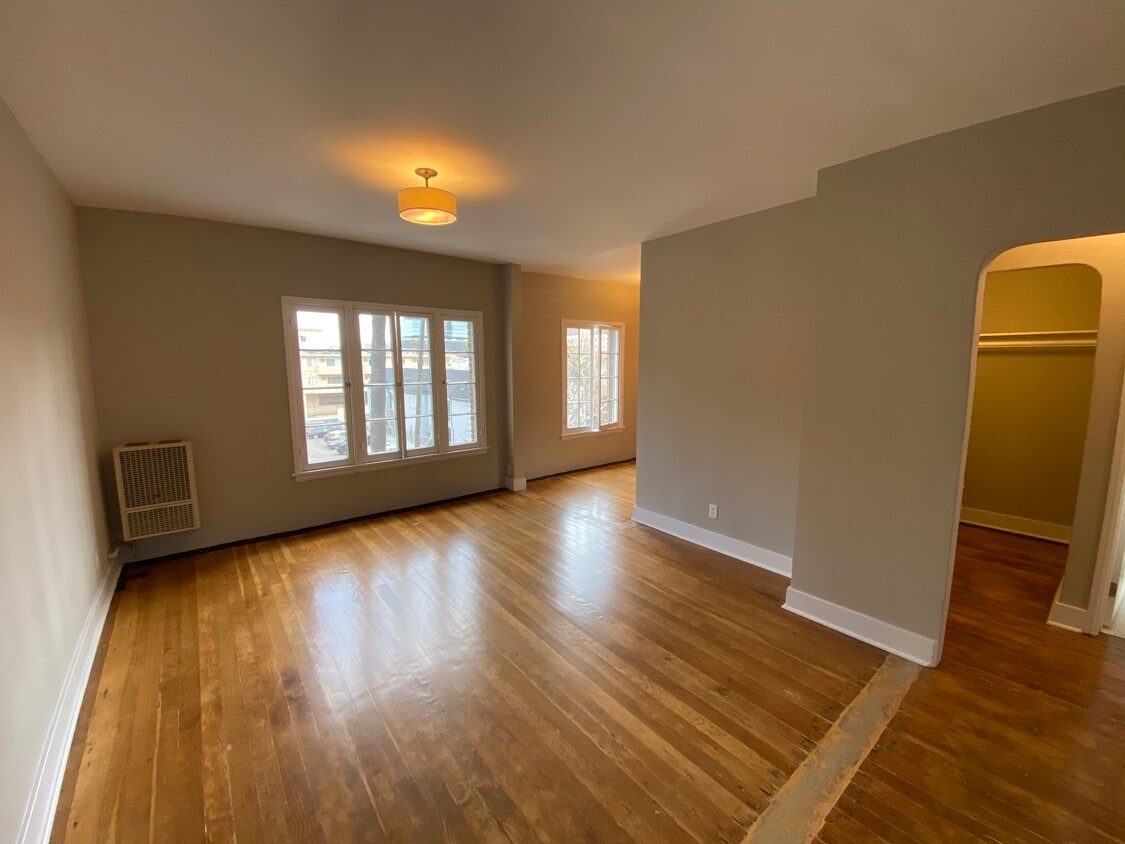 Primary Photo - 407 S Kenmore Ave