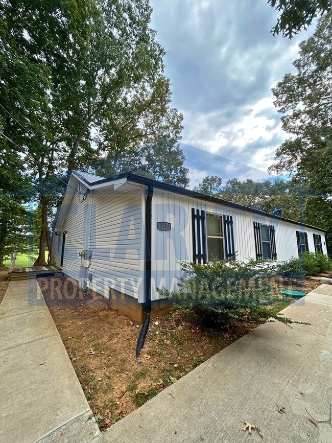 Building Photo - 3739-3741 Dixie Ct Dr SE