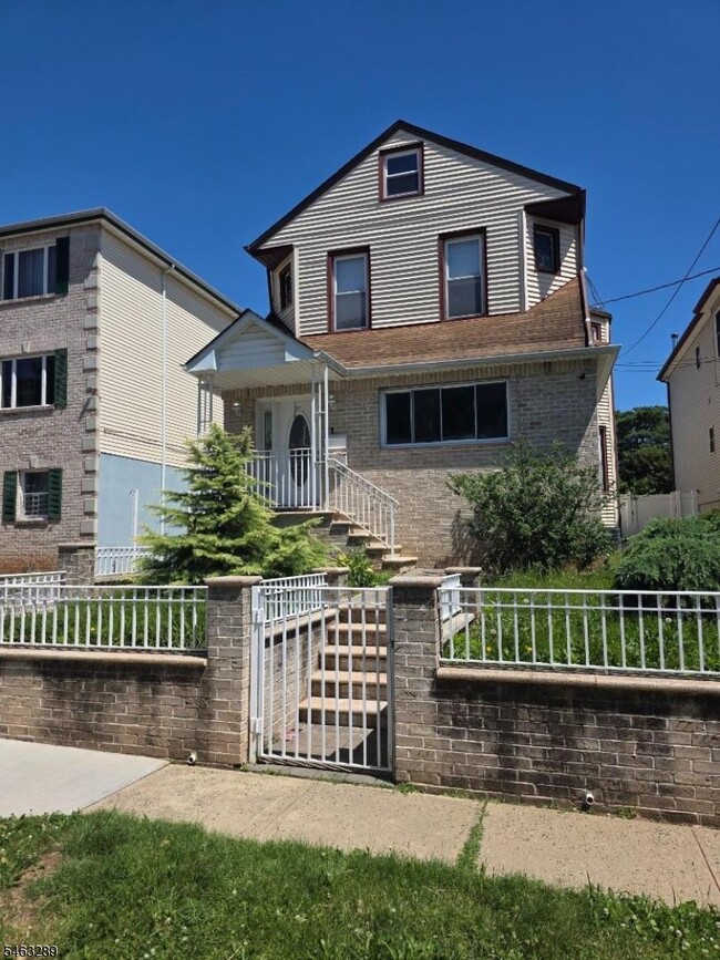 Building Photo - 929 Adams Ave