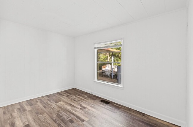 Building Photo - Sleek and Newly Renovated  3 Bedroom 1 Bat...