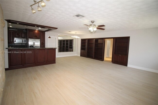 Building Photo - 4540 SW 15th St