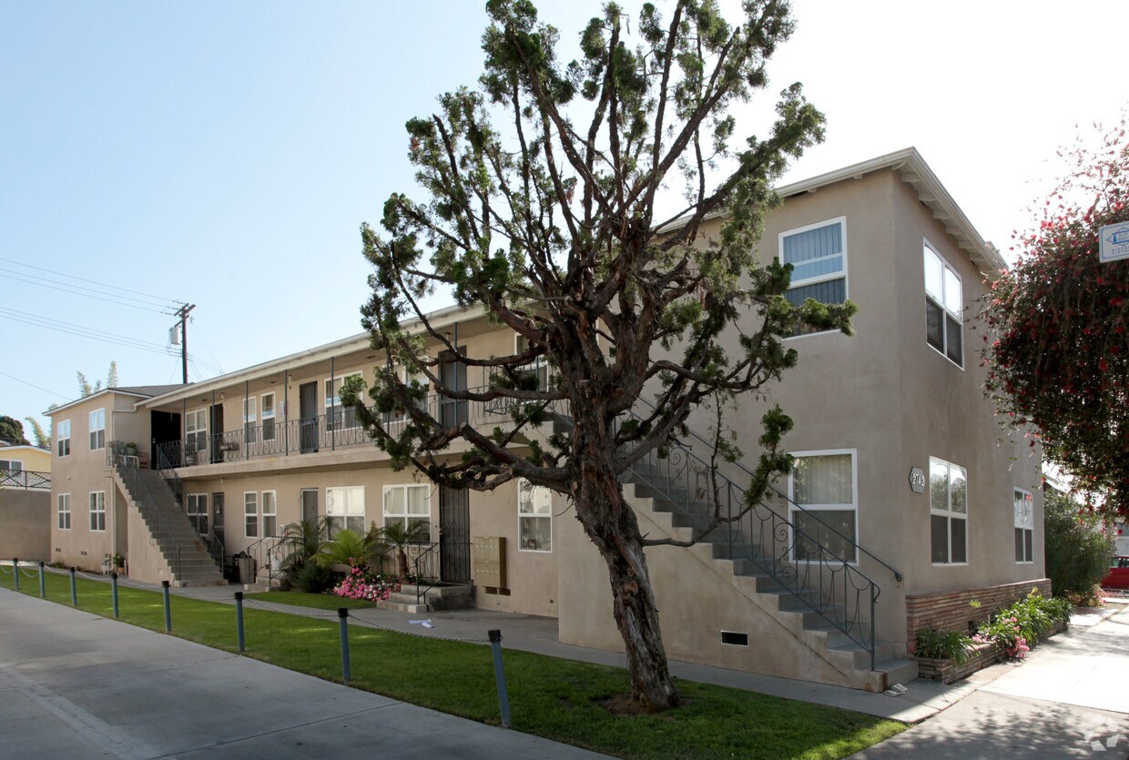 Foto principal - 2742 E 3rd St