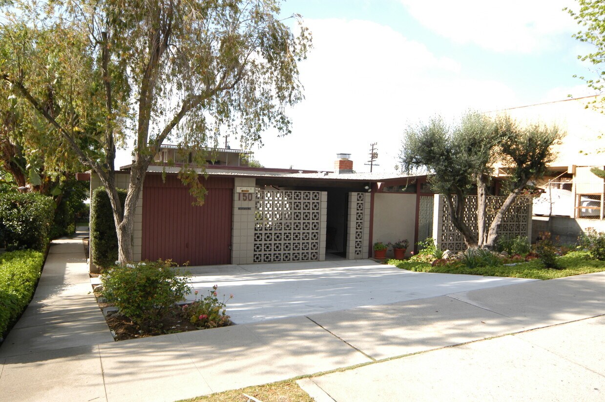 Primary Photo - 150 E Highland Ave