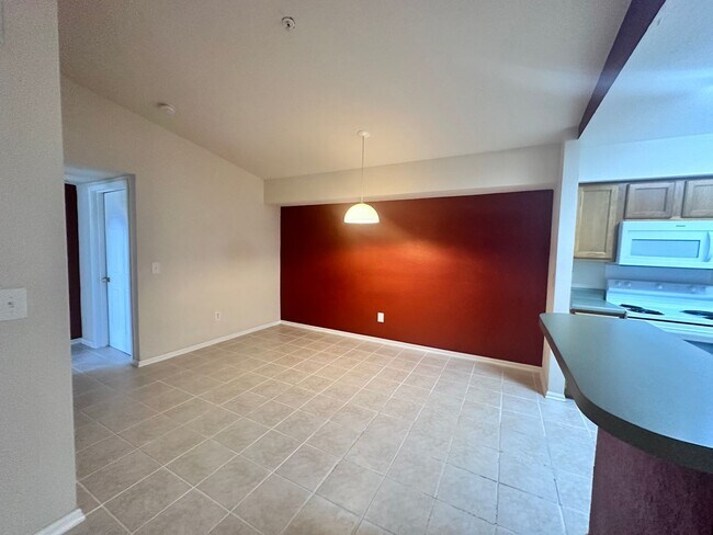 Building Photo - MOVE IN SPECIAL! $300 OFF FIRST 2 MONTHS RENT. ---Spacious 1B/1B Unfurnished Condo near Beach in ...