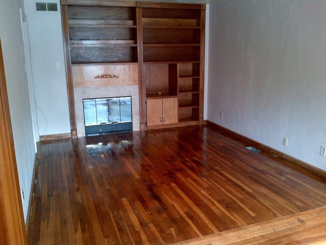 Building Photo - 4 BED/2 BA Home close to Assembly Hall!