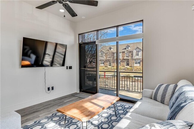 Building Photo - 1723 N Chestnut Ave