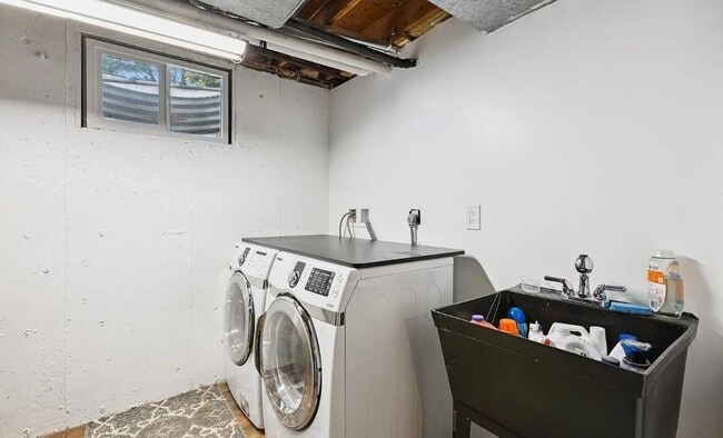 Building Photo - 9563 W Caley Ave