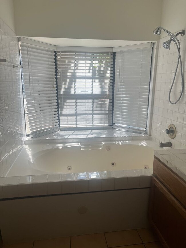 Building Photo - Very Nice Downstairs Unit