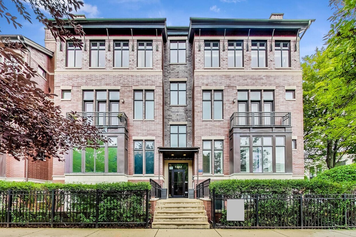 1245 W Melrose St Unit 1, Chicago, IL 60657 1245 W Melrose St Chicago