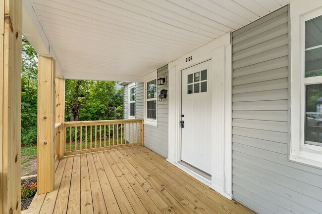 Building Photo - Freshly Renovated 2 Bed, 1 Bath – Prime Location Near Downtown Knoxville!