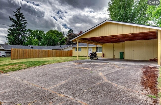 Building Photo - 707 N Holly Dr