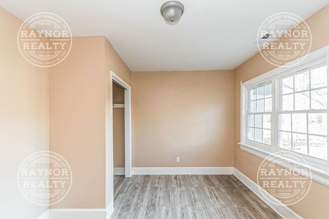 Building Photo - 641 Kenwood Ave