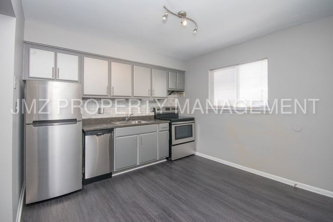Foto del edificio - 629 W Maple Rd