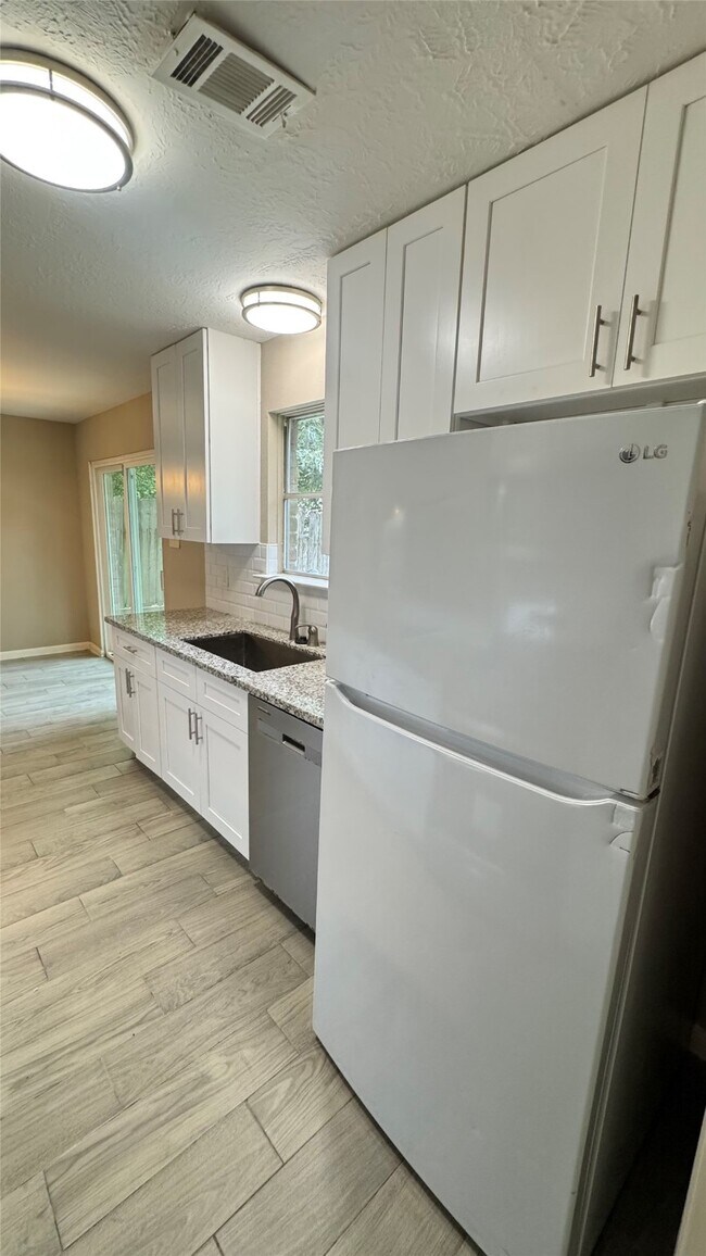 Foto del edificio - 3303 Glen Spring Dr