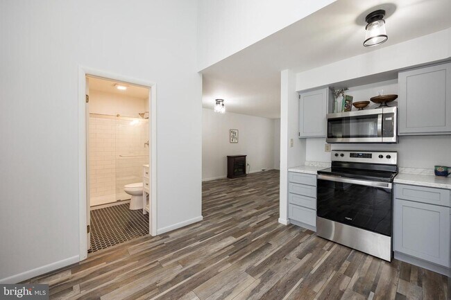 Building Photo - 2402 Bridgewater Ct