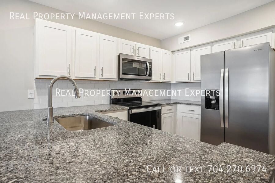 Foto principal - 7007 Star Oaks Ln
