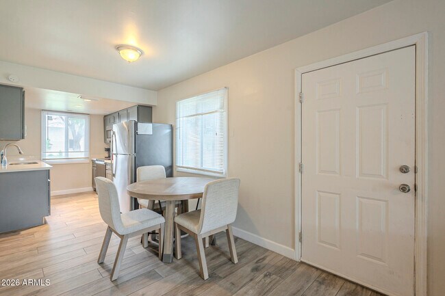 Foto del edificio - 6126 N 79th St