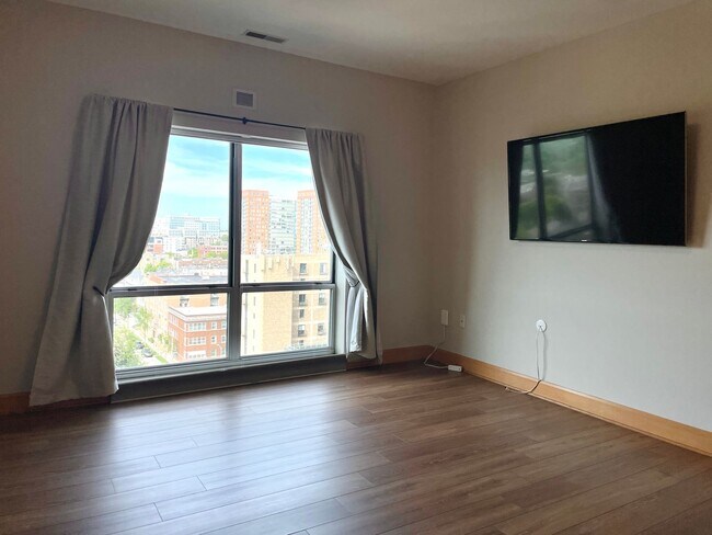 Building Photo - Luxury Top-Floor Condo for Rent