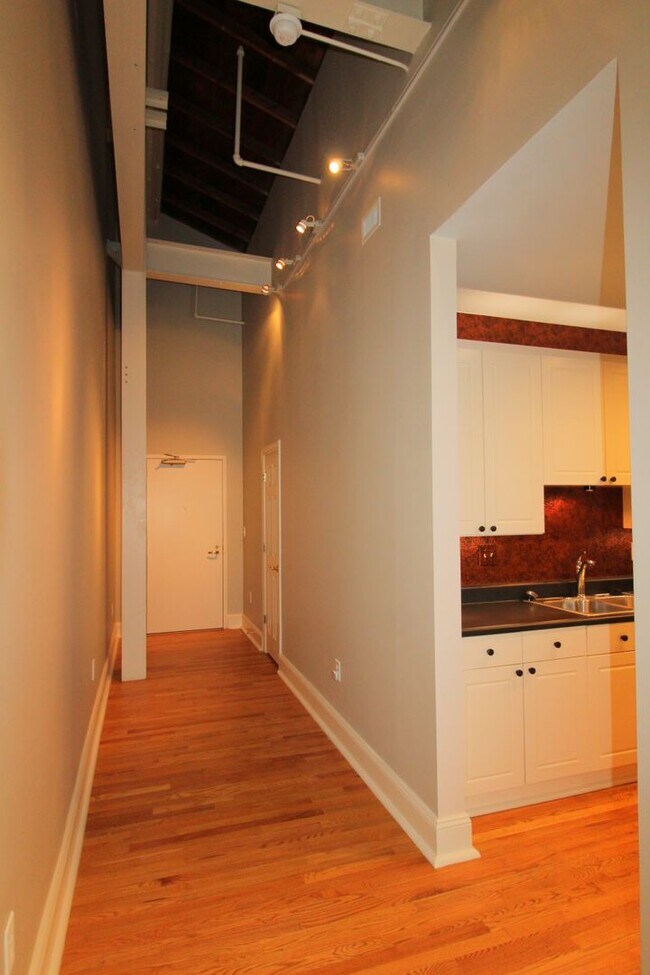 Building Photo - Great Location in South End!