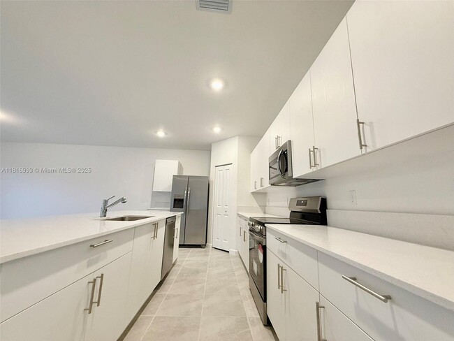Building Photo - 5033 Oakmont Dr