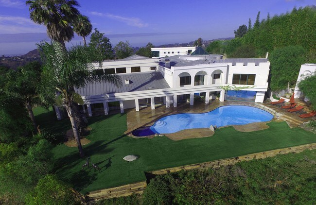Building Photo - 13318 Mulholland Dr