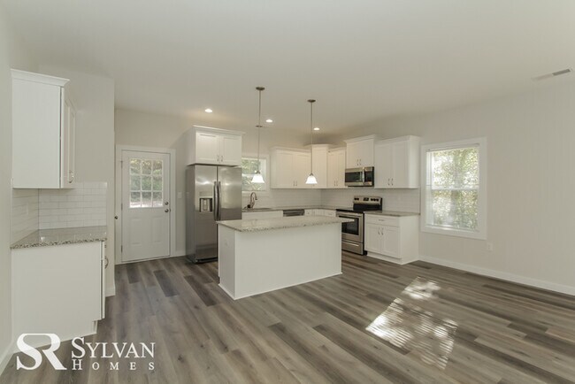 Building Photo - Pretty 3BR 2BA Home