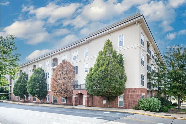Building Photo - SPACIOUS 2-Bed, 2-Bath Condo WITH POOL, HO...