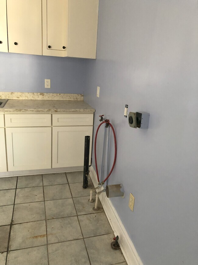 Washer/Dryer hook up - 3710 Delachaise St