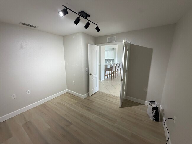 Foto del edificio - 8550 Kingbird Loop