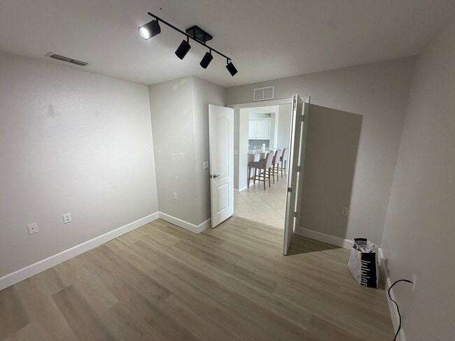 Building Photo - 8550 Kingbird Loop