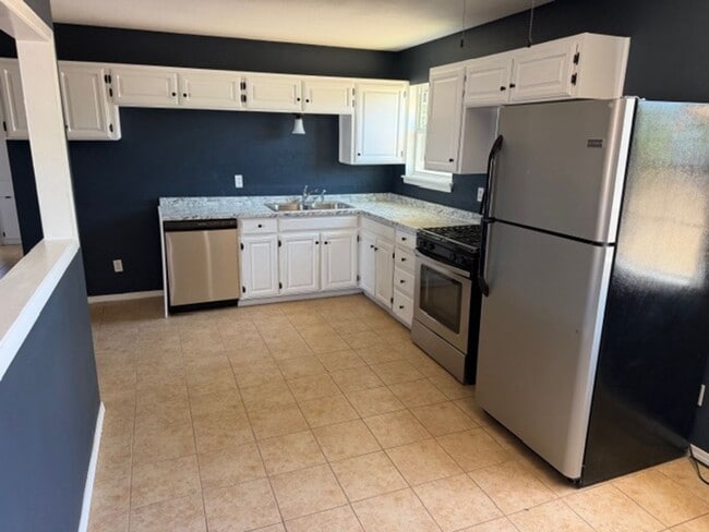 Building Photo - CALL FOR MOVE IN SPECIAL!!! Room for Everyone! Charming 4-Bed 1.5 Bath